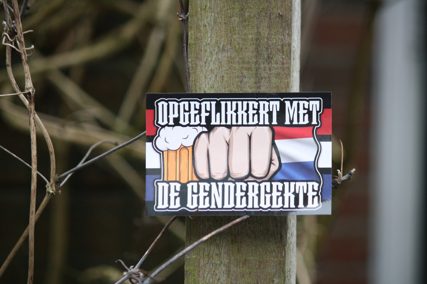 Opgefl*kkert met de gendergekte stickers